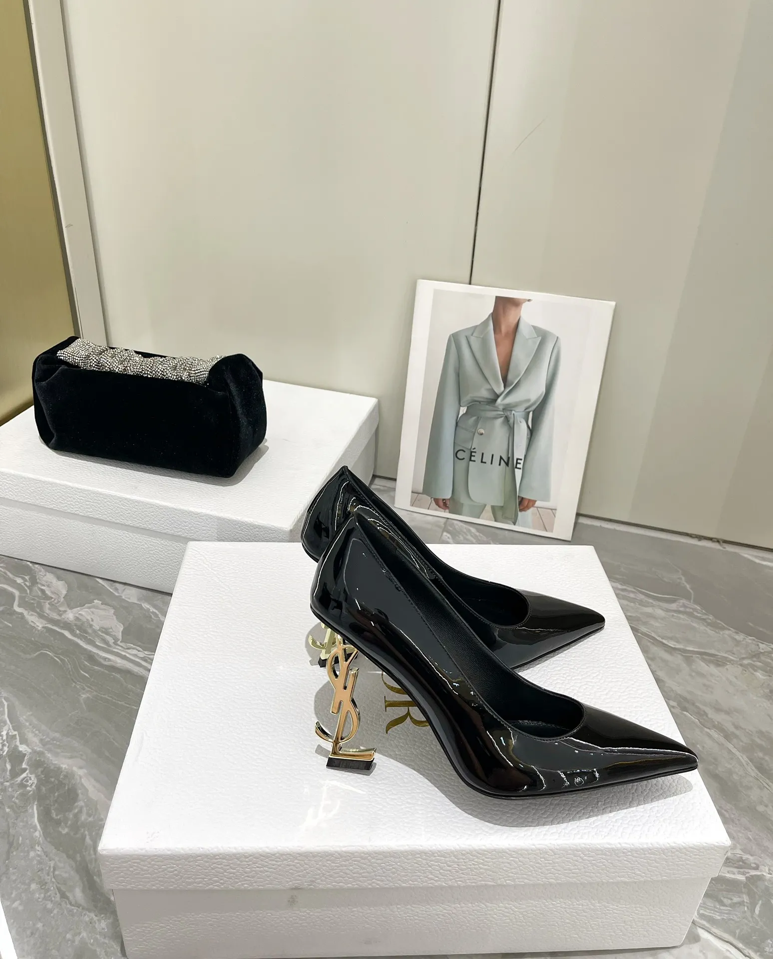 👟👟Ex-factory price 560👟👟 YSL Yves Saint Laurent’s fashionable logo and high heels are new✔️✔️✔️ Only YSL understands women’s hearts best! The exquisite shoe last and the original molded custom logo heel are also the biggest highlights of this pair of shoes! The upper is exquisite and high-end! Full of goddess style🥂 💙 Upper: imported calf leather, cow patent leather 💙 Lining: imported 🐑 sheep leather 💙 Sole: imported leather outsole 💙 Height: 9cm 💙 Color: black paint with gold, black leather with black 💙 Size: 35-39 💙 (Full package)